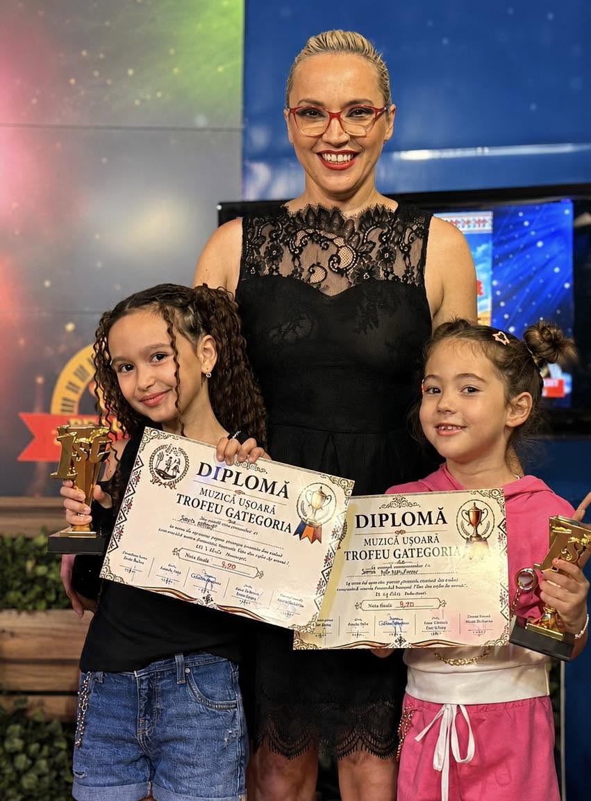 Sonia și Sofia cu trofeele de la Festivalul Național Dor din Suflet de Român