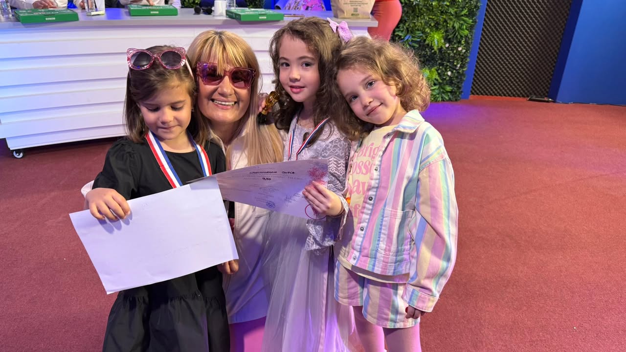 Magia Sărbătorii Copilului - copii cu diplome