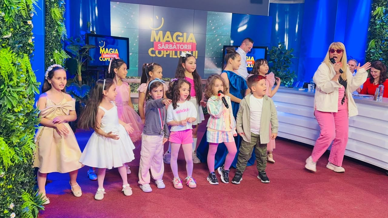 Magia Sărbătorii Copilului - moment de grup pe scenă