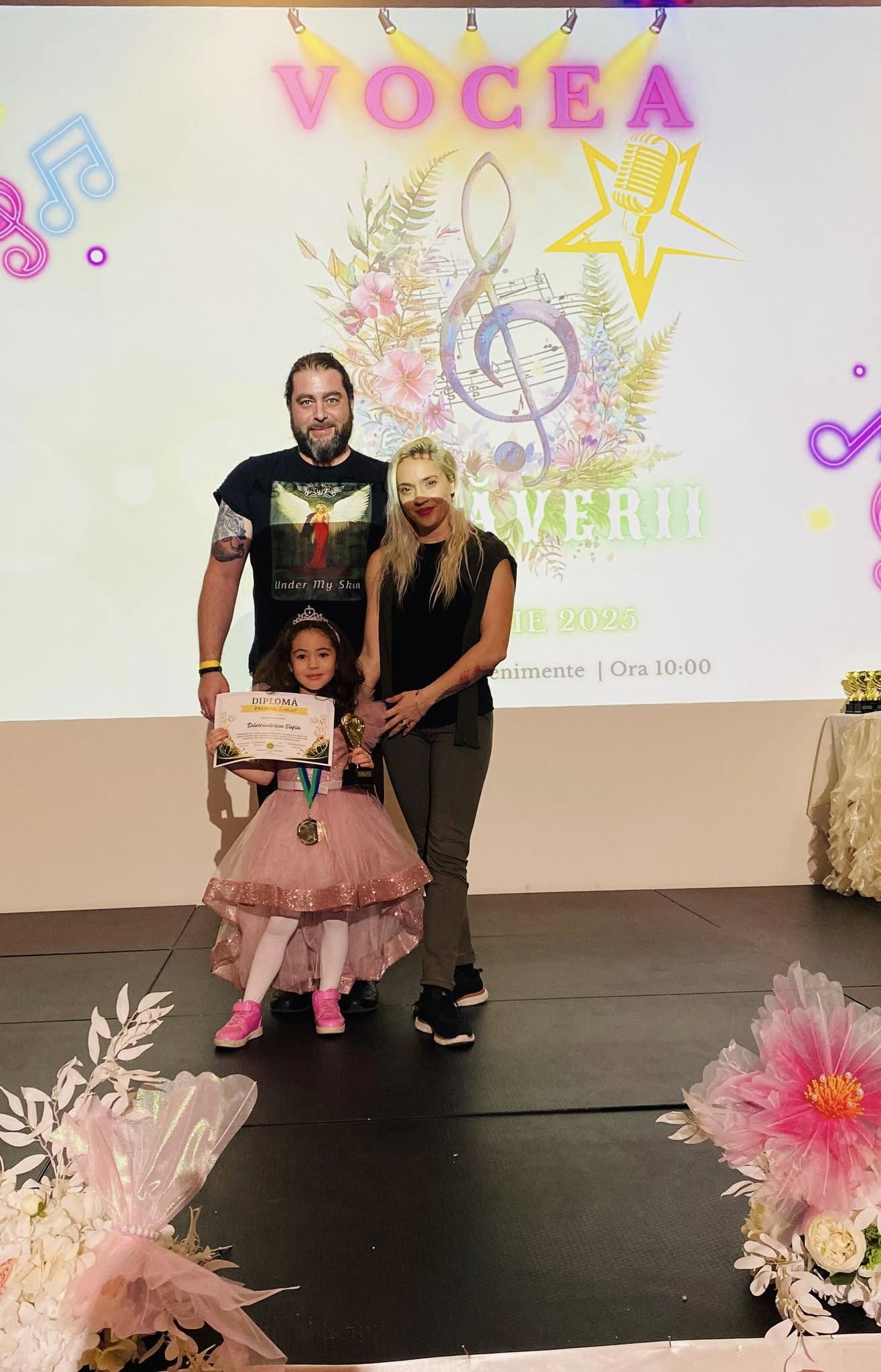 Sofia cu diploma și trofeul de la Concursul Internațional Vocea Primăverii