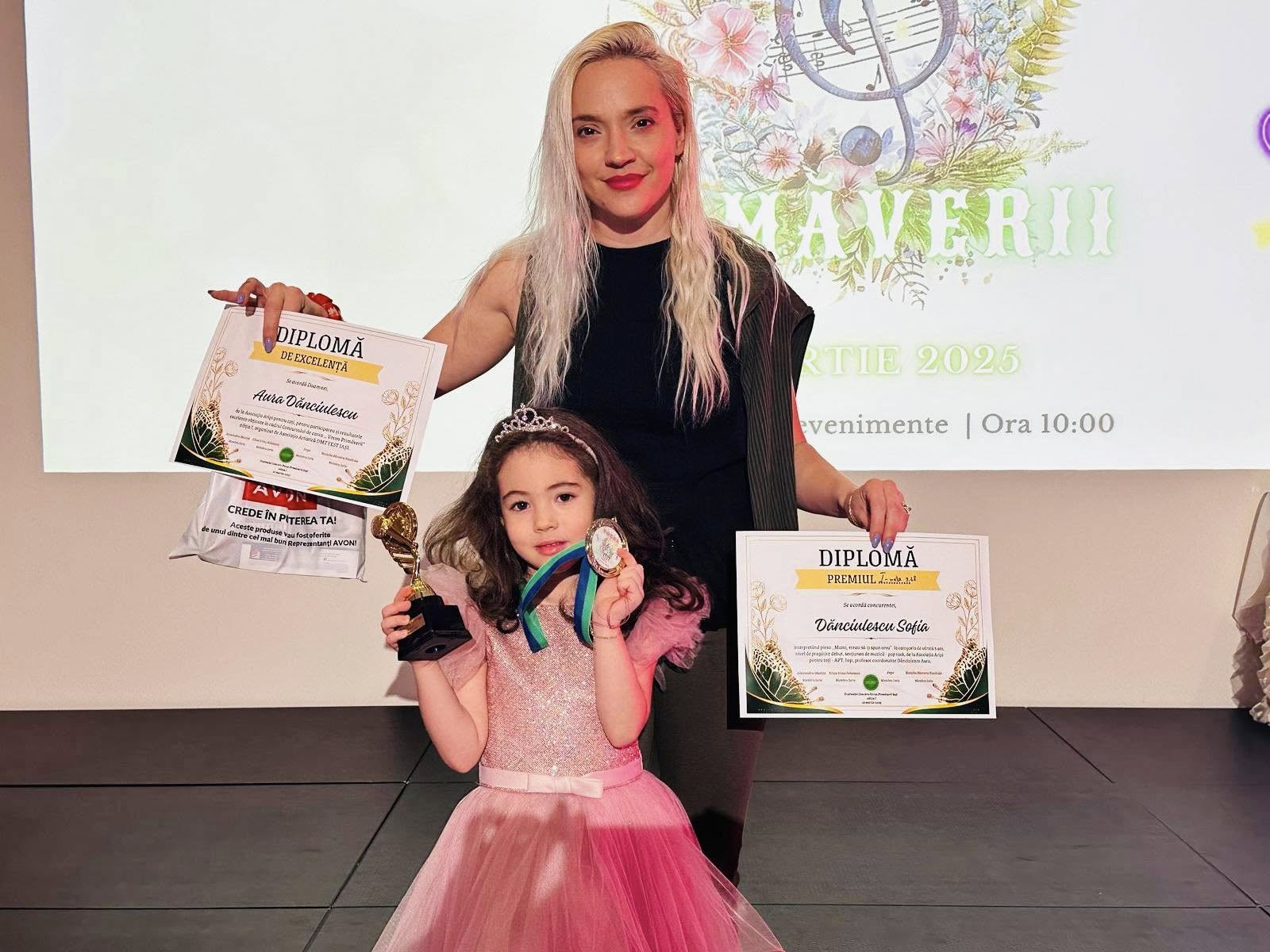 Sofia și Aura Dănciulescu cu diplomele și trofeele Vocea Primăverii